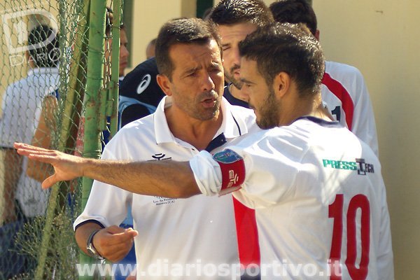 Il capitano Emiliano Siddi discute con il mister Pier Paolo Piras prima della partita